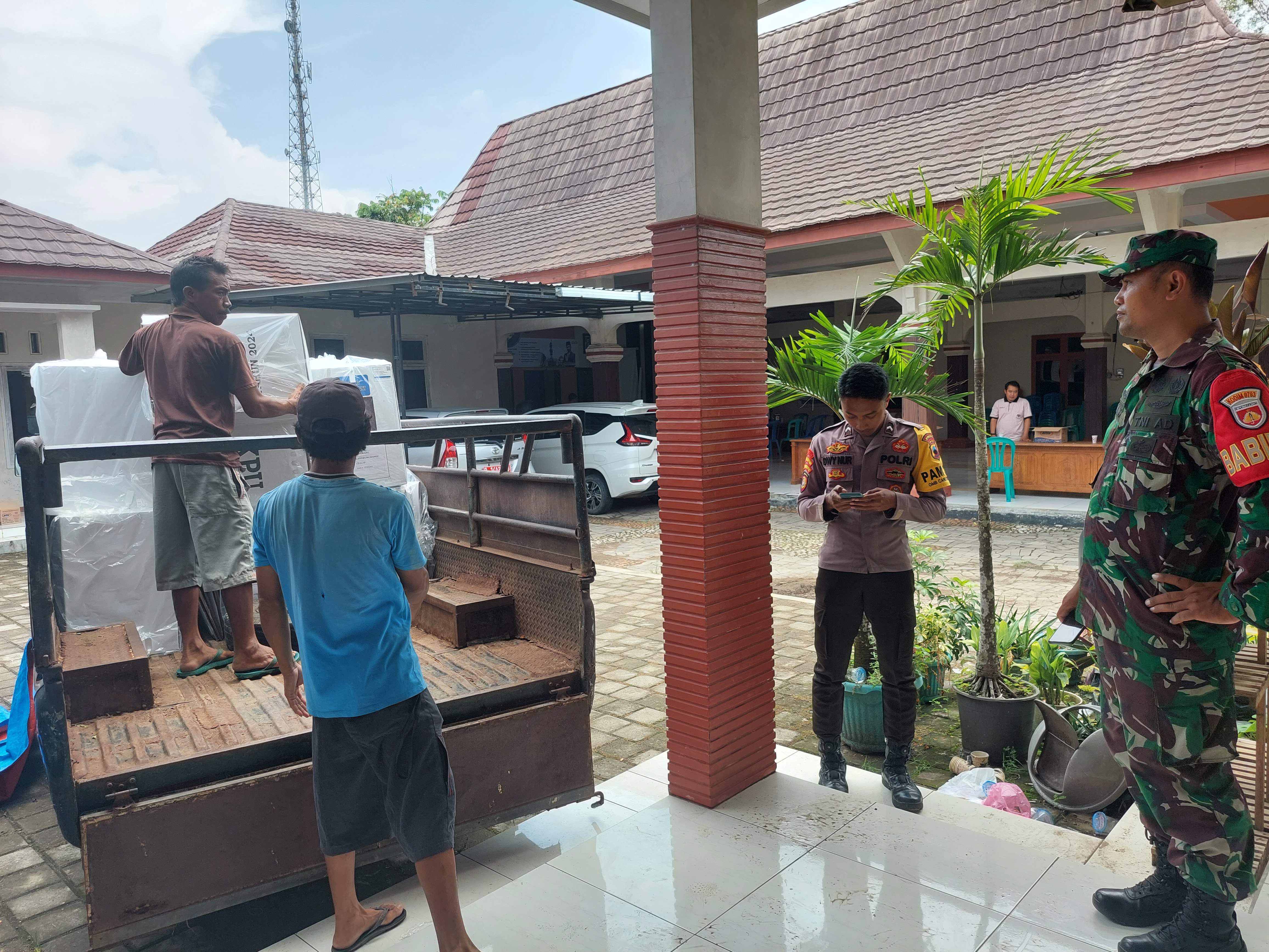 Pengawalan kotak suara dari PPS menuju PPK