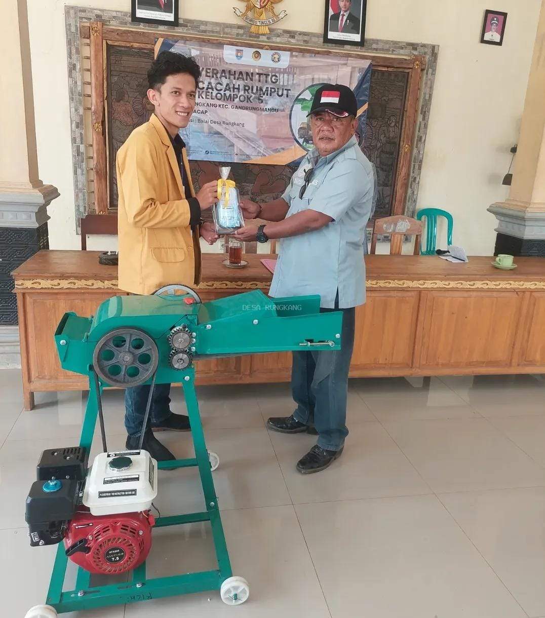 Penyerahan TTG Pencacah Rumput KKN STT Wiworotomo Purwokerto